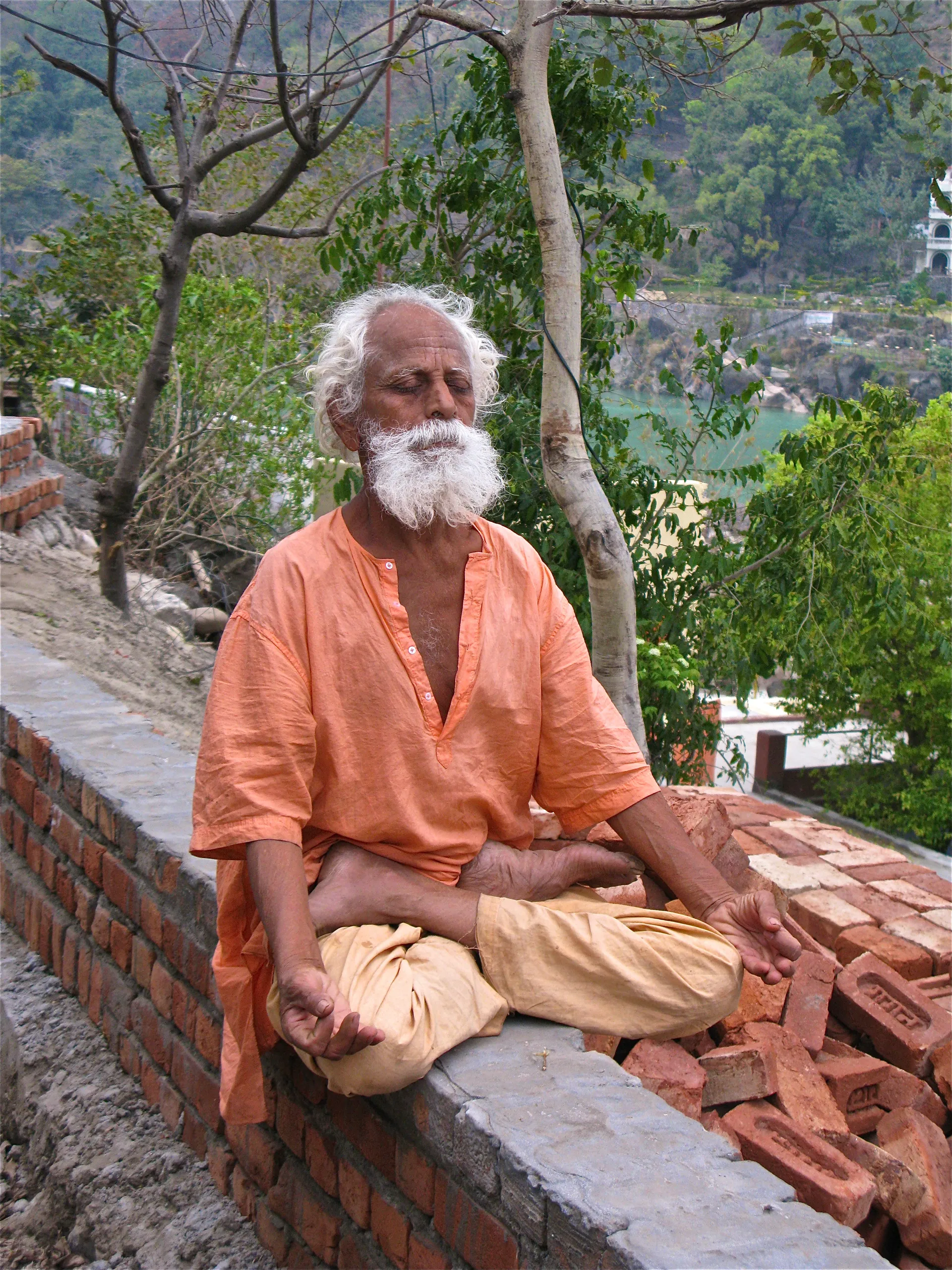 Sadhu en Rishikesh junto al Ganges