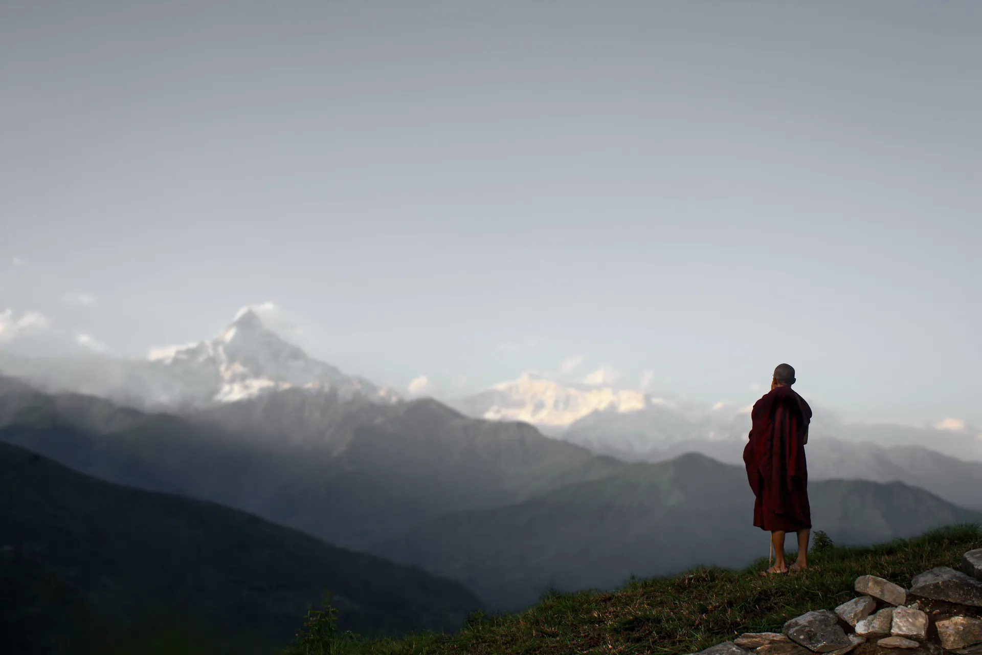 Monje contemplando la inmensidad del Himalaya